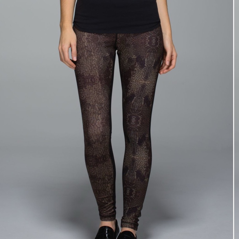 Lululemon Black and Gold Patterned Wunder Under leggings full on luon size 8